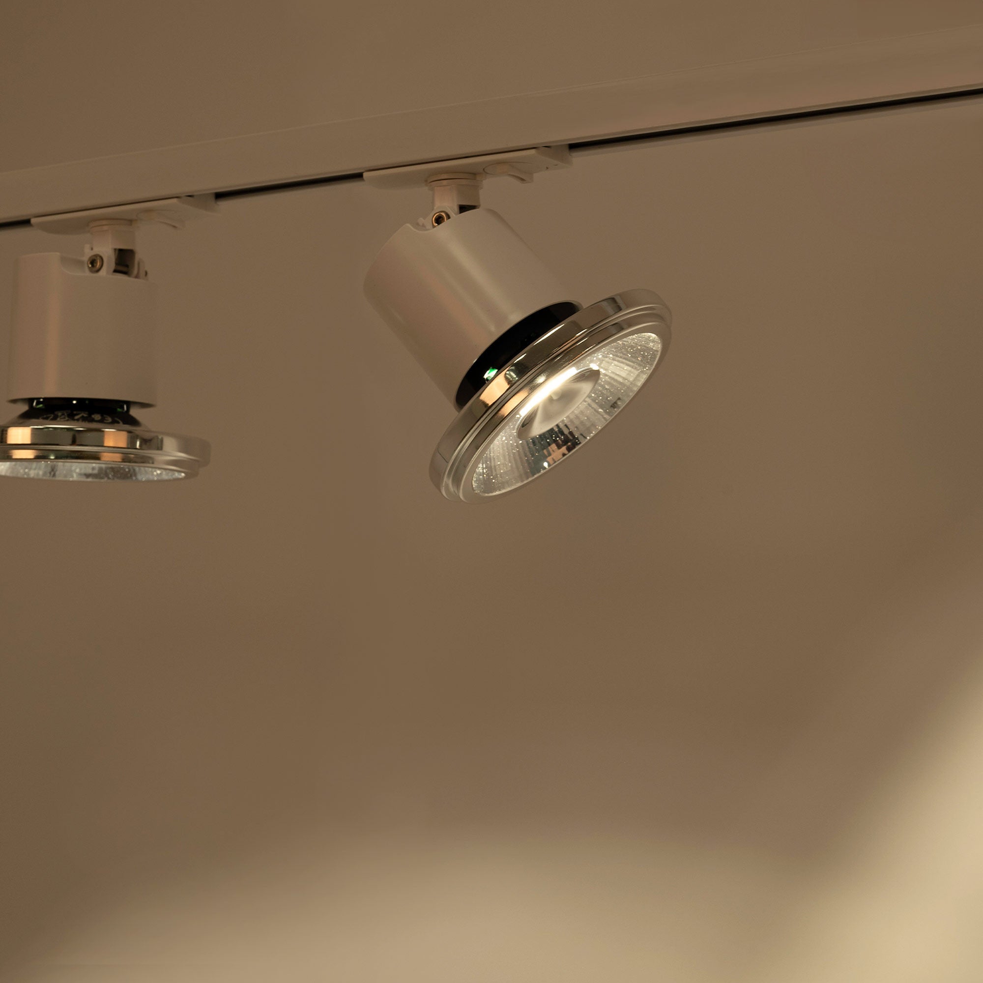 Foco para carril monofásico con casquillo GU10 - AR111 (1)