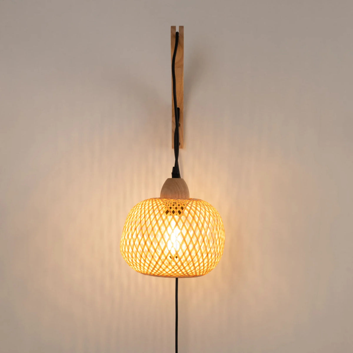 Aplique de Pared de Mimbre y Madera "Phuket" | Con Cable y Enchufe - E27