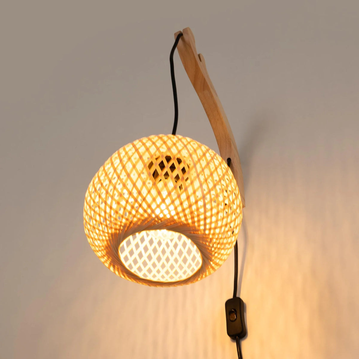 Aplique de Pared de Mimbre y Madera "Phuket" | Con Cable y Enchufe - E27